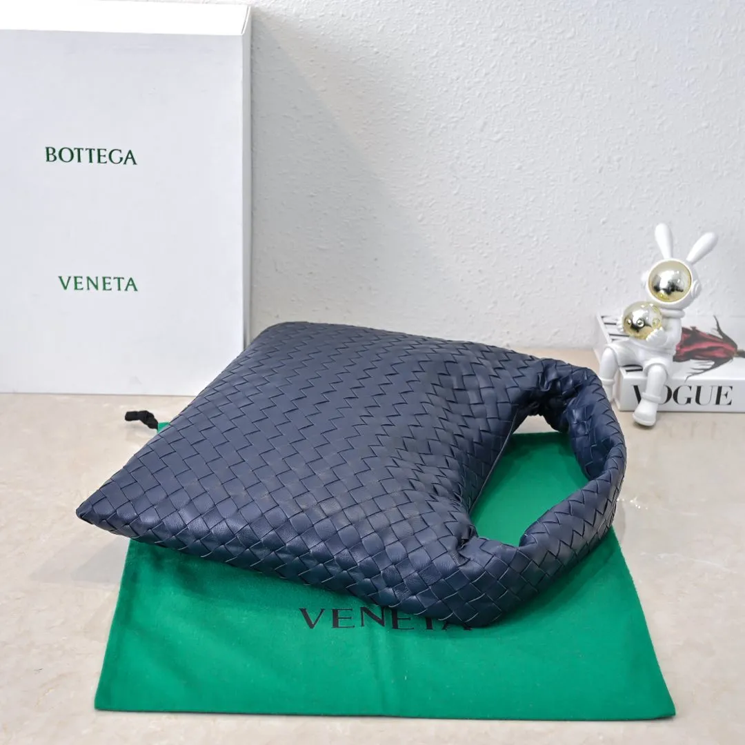 Batch 1960 #Bv new medium-sized HOP bag, the bag body and handles are made of a whole piece of woven leather. The bag body is soft and lazy. Hop symbolizes the praise of innovation and eternal craftsmanship [love]. The pyramid silhouette combines practicality and fashion. It is modern and casual, and the bag mouth is double-sided closed design, more convenient and safe! The cowhide texture also makes the bag more wear-resistant and durable. A must-have for fashionable ladies who like minimalism yet comfortable and casual! Size: 46x21x10cm Model: 6262